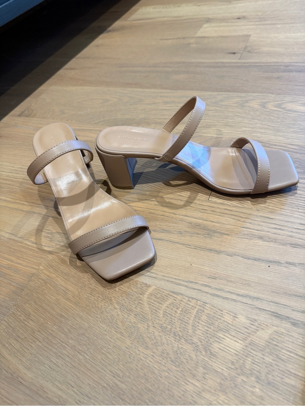 Banana Republic Size 8.5 Nude Square Toe Strappy Block Heel Sandals